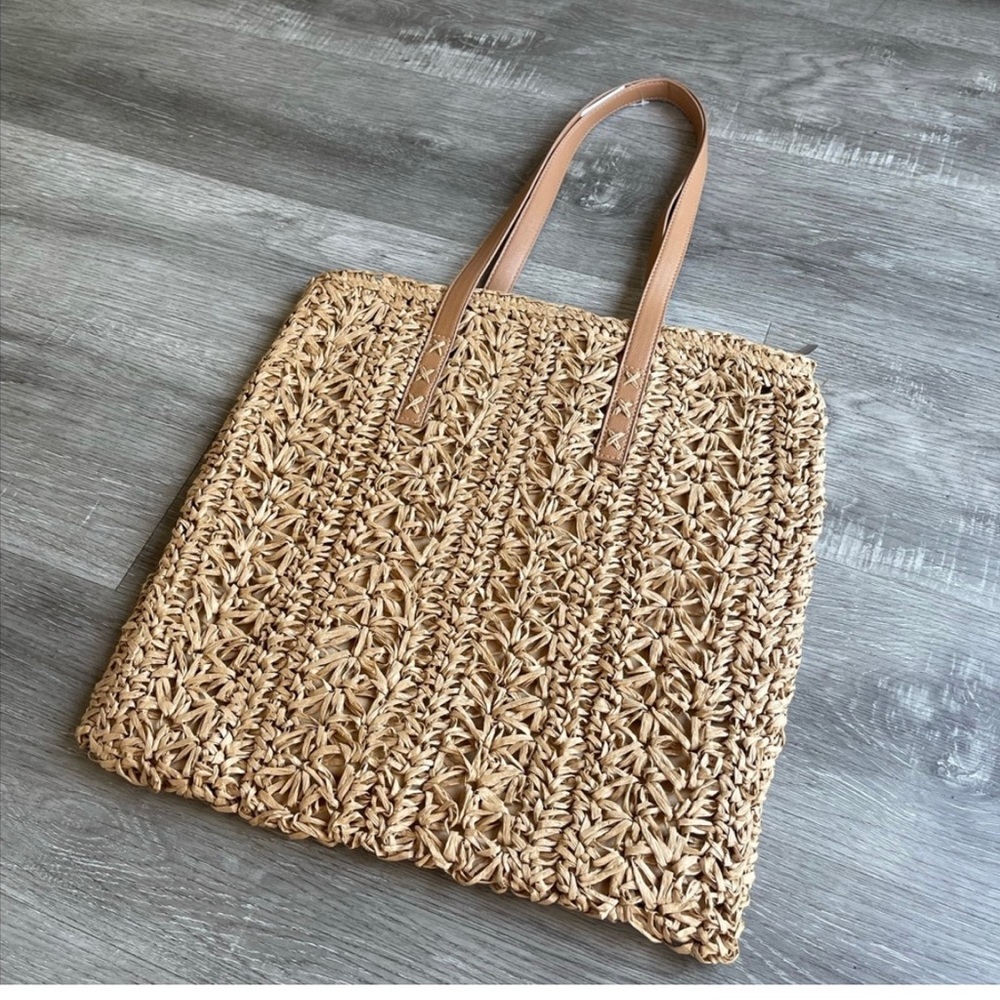 EUC. Woven straw large market tote bag.